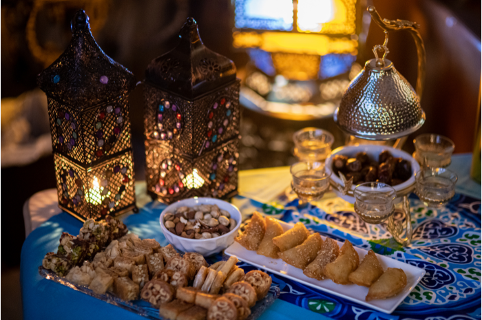 Ilustrasi makanan saat berbuka puasa. (Studio Egypt, Canva/Mahmoud Shakweer)