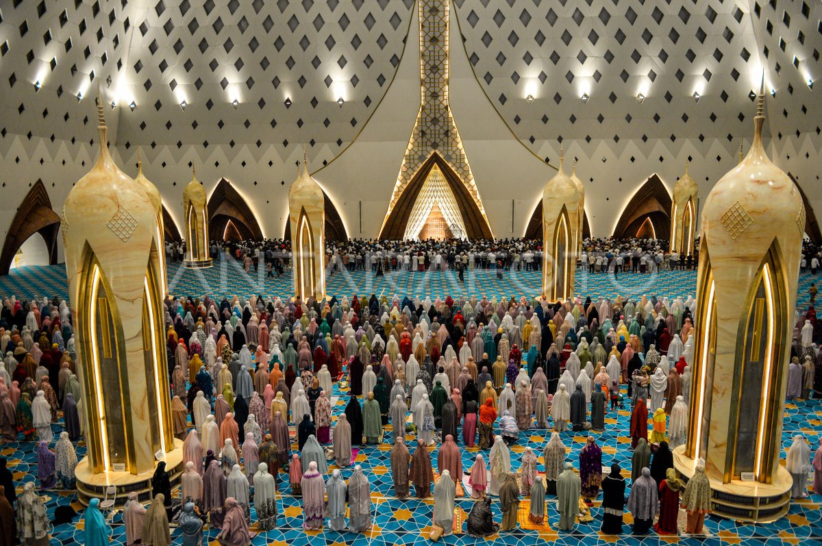 salat tarawih pertama di masjid al-jabbar. (ANTARA Foto)