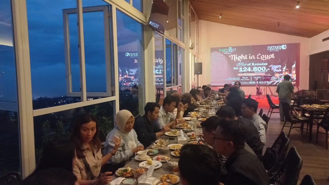 SELALU RAMAI: Setiap hari banyak customer yang melakukan buka bersama di Fifteen Celcius-Skylounge.