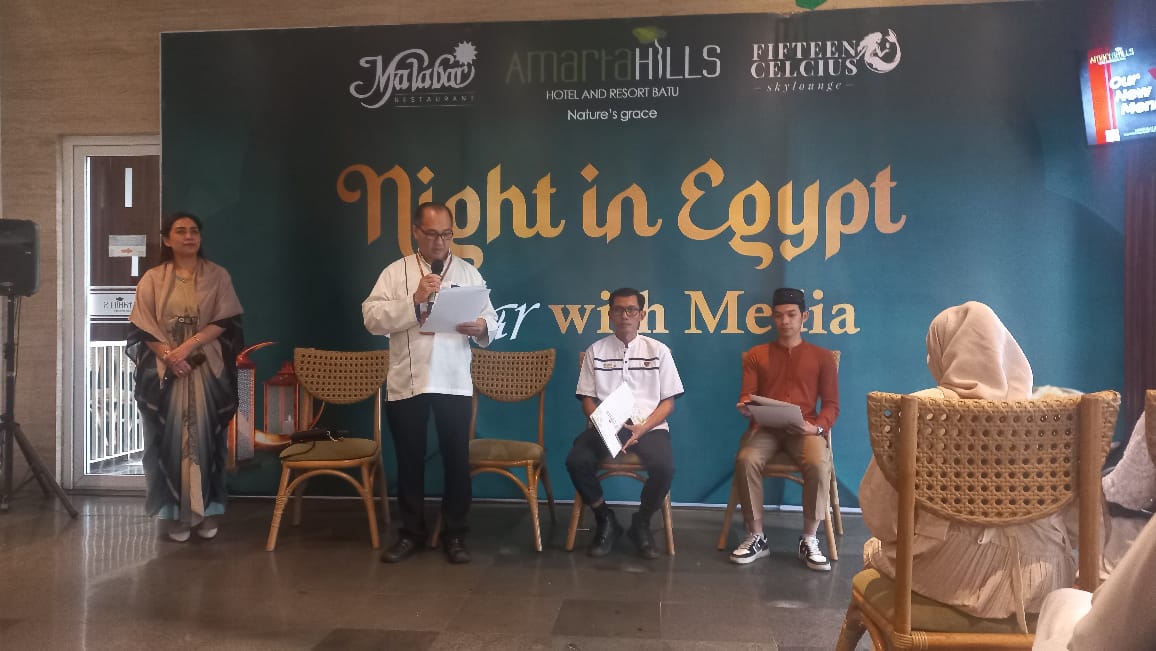 PROGRAM ISTIMEWA: General Manager Amartahills Hotel and Resort Edy Nizon Fong menyampaikan program iftar saat konfrensi pers, Senin (10/3).