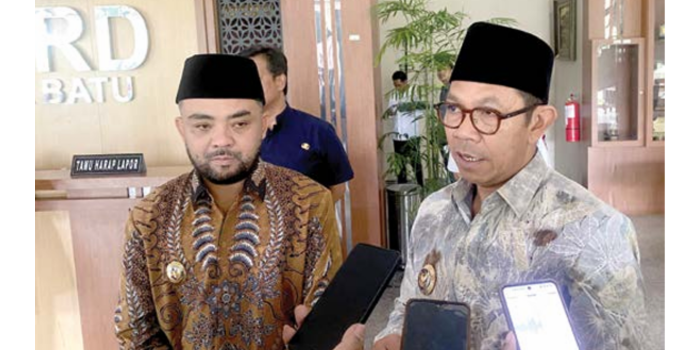 BERI STATEMENT: Wali Kota Batu Nurochman (kanan) didampingi Wakil Wali Kota Batu Heli Suyanto (kiri) menjawab pertanyaan dari media di Kantor DPRD Kota Batu (10/3). (RORI DINANDA BESTARI/RADAR BATU)