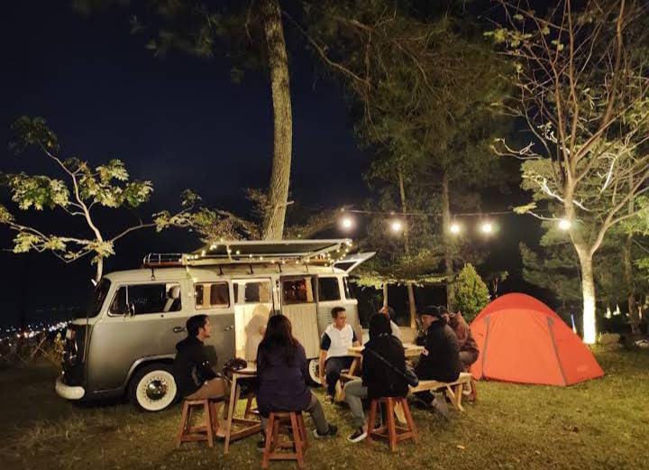 Indahnya suasana berkemah di Romantic Camp Bistro. (Romantic Camp Bistro)