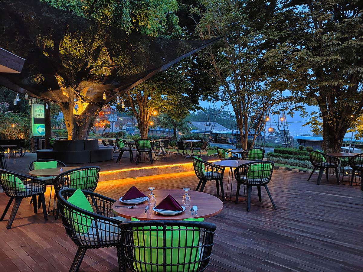 Suasana tempat makan Warung Rempah (REMPAH - Warung Khas Batu - Wisata Kuliner Unik Khas Kota Batu).
