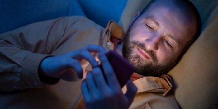 Foto ilustrasi orang main handphone (pch.freepik)