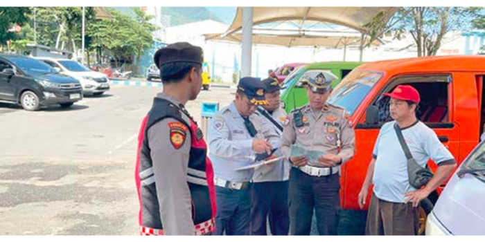 SIDAK: Petugas gabungan sedang mengecek kelengkapan surat kendaraan angkot di Terminal Kota Batu kemarin (11/3).