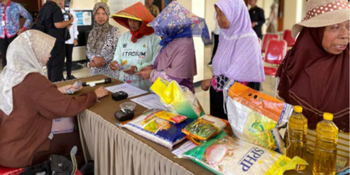 ANTUSIAS TINGGI: Para warga Desa Sumberejo, Kecamatan Batu mengantre untuk membeli kebutuhan pokok dalam kegiatan operasi pasar di Balai Desa Sumberejo kemarin (12/3).