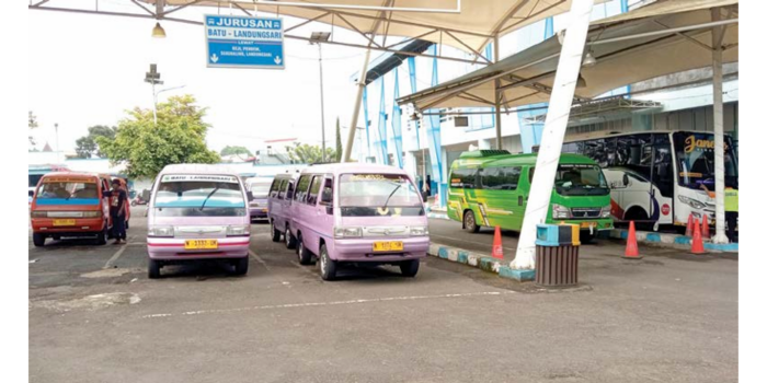 SEPI: Sejumlah angkot terpakir di Terminal Kota Batu. Jumlah penumpang turun sejak masuk Ramadan. (MOH RIZAL/RADAR BATU)