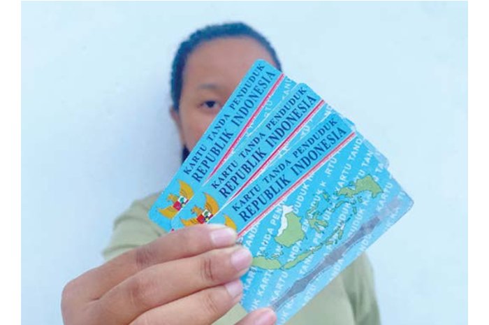STOK AMAN: Salah seorang warga menunjukkan e-KTP yang telah dicetak Dispendukcapil Kota Batu. (RORI DINANDA BESTARI/RADAR BATU)