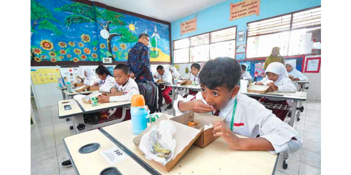 LAHAP: Salah seorang siswa SD di Kota Batu sedang menyantap menu Makan Bergizi Gratis (MBG) dalam proses uji coba akhir tahun 2024 lalu.