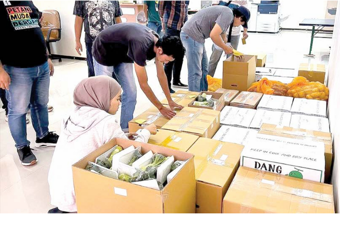 KIRIM SAMPEL: Sejumlah pelaku UMKM sedang menyiapkan sampel buah dan sayur segar untuk dikirim ke Dubai dan Singapura pada Sabtu (15/3). (DISKUMPERINDAG KOTA BATU FOR RADAR BATU)