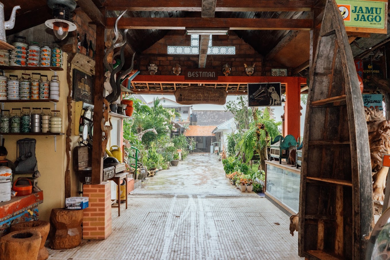 Nuansa hangat dan vintage ala Kafe Embun Pagi (Embun Pagi Cafe & Resto).