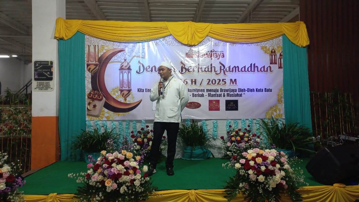 AGENDA RUTIN: Ketua panitia santunan dan buka bersama Teguh Cahyono memberikan sambutan.
