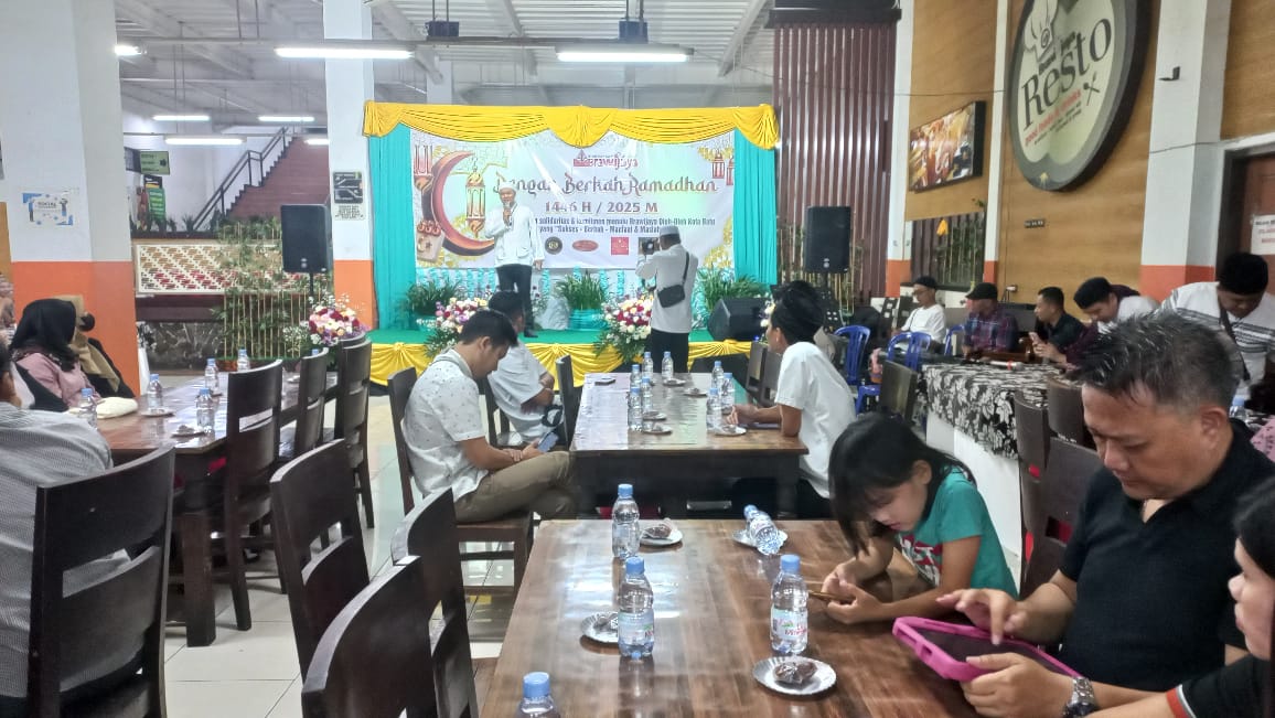 TUNGGU BERBUKA: Paraundangan yang terdiri para mitra Oleh-Oleh Brawijaya menunggu saat buka puasa.