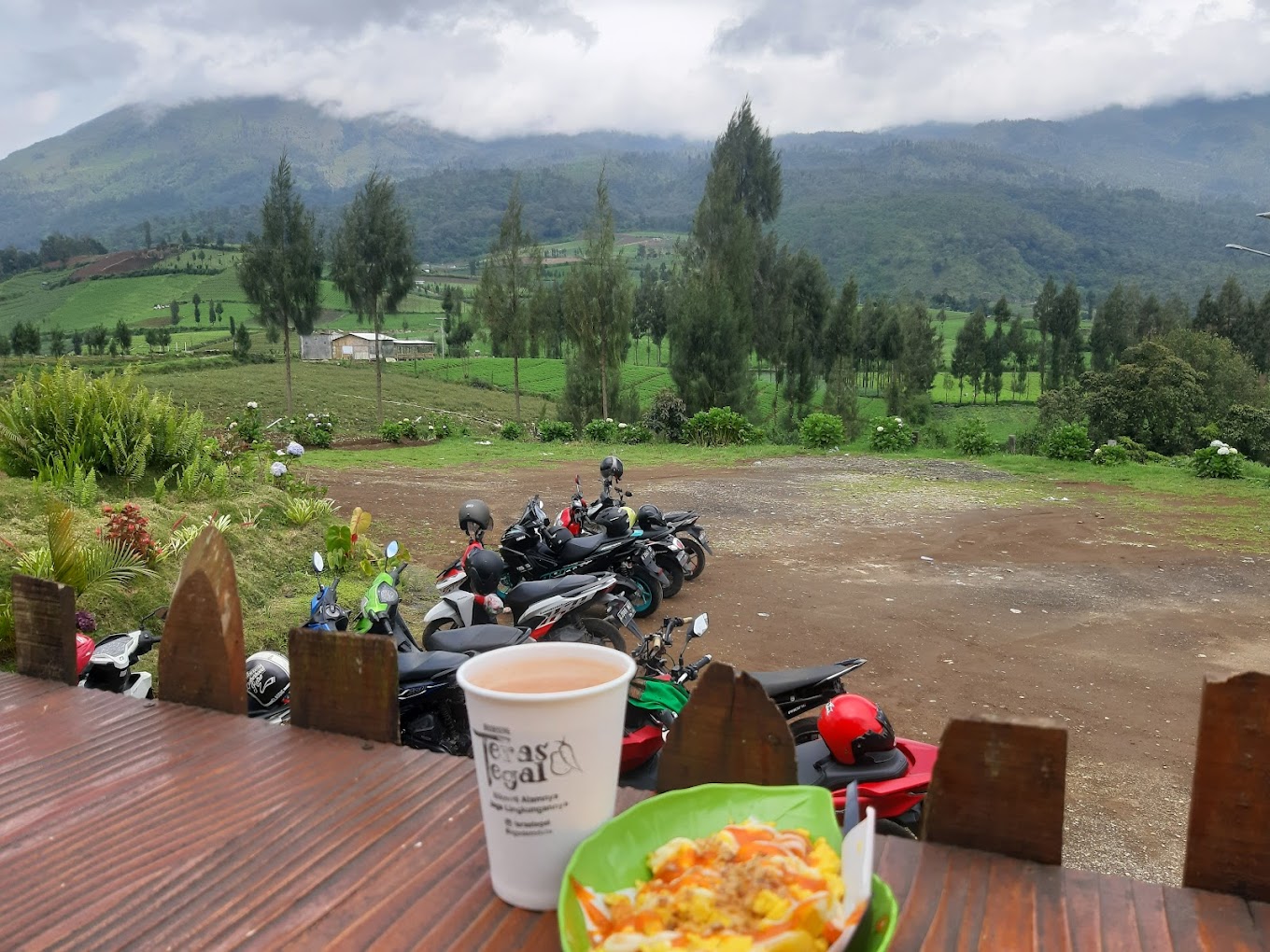 Bersantai dengan view gunung menambah kenikmatan di kafe (Matyas Nico).