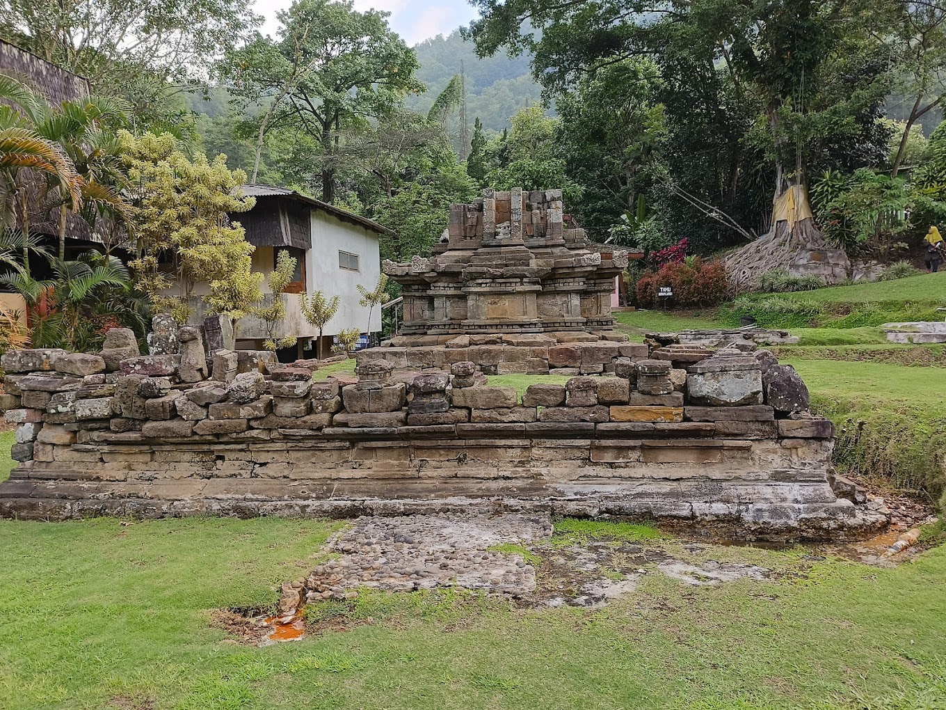 Candi Songgoriti (Sadayuki Matsuoka).