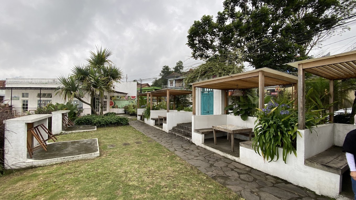Kafe  view perkebunan apel (Andrianna Photo).