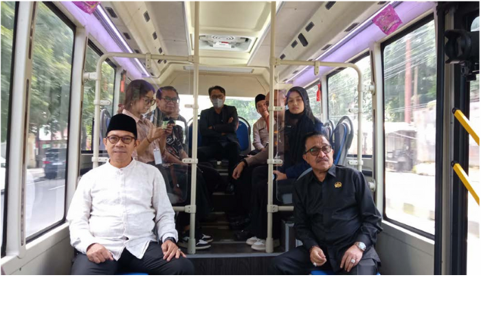 UJI COBA: Wali Kota Batu Nurochman menjajal shuttle bus wisata kemarin (17/3). Bus tersebut akan uji publik libur lebaran nanti. (MOH RIZAL/RADAR BATU)