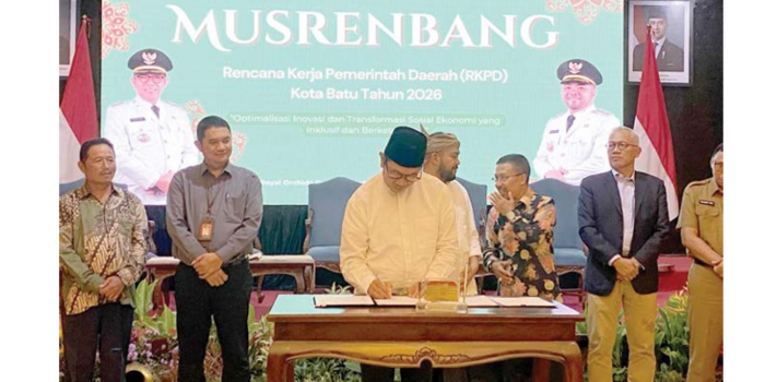 BUAT KESEPAKATAN: Wali Kota Batu Nurochman menandatangani berita acara Musrenbang di Royal Orchids Garden Hotel, Kecamatan Batu, Kota Batu kemarin (18/3). (RORI DINANDA BESTARI/RADAR BATU)