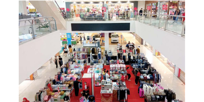 BERGELIAT: Masyarakat mulai mengunjungi pusat perbelanjaan Lippo Plaza Batu untuk persiapan Lebaran kemarin. (MOH RIZAL/RADAR BATU)