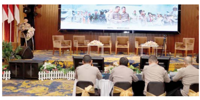 FOKUS: Anggota Polres Batu sedang mendengarkan arahan dari Kapolres dalam  kegiatan Latihan Praoperasi Ketupat Semeru 2025 beberapa hari lalu. (HUMAS POLRES BATU FOR RADAR BATU)