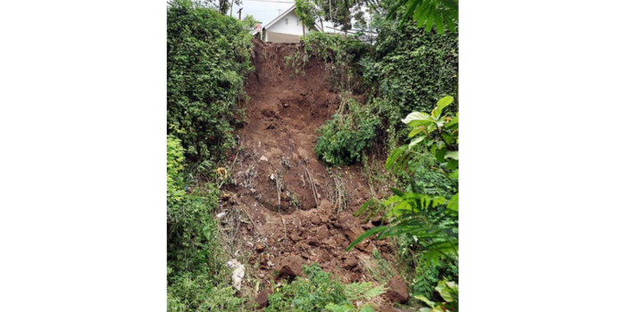 Tebing setinggi 10 meter di Jalan Mojosari, RT 19/RW 2, Desa Mojorejo, Kecamatan Junrejo, Kota Batu, longsor kemarin. Badan jalan di atas tebing itu sudah mulai miring (DARMONO/RADAR MALANG).