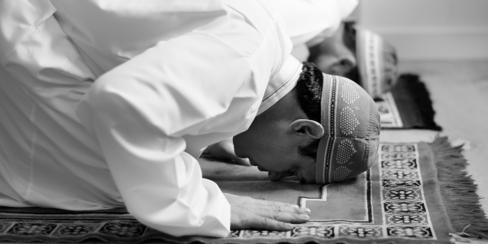 Ilustrasi orang sujud dalam sholat (pch.freepik)