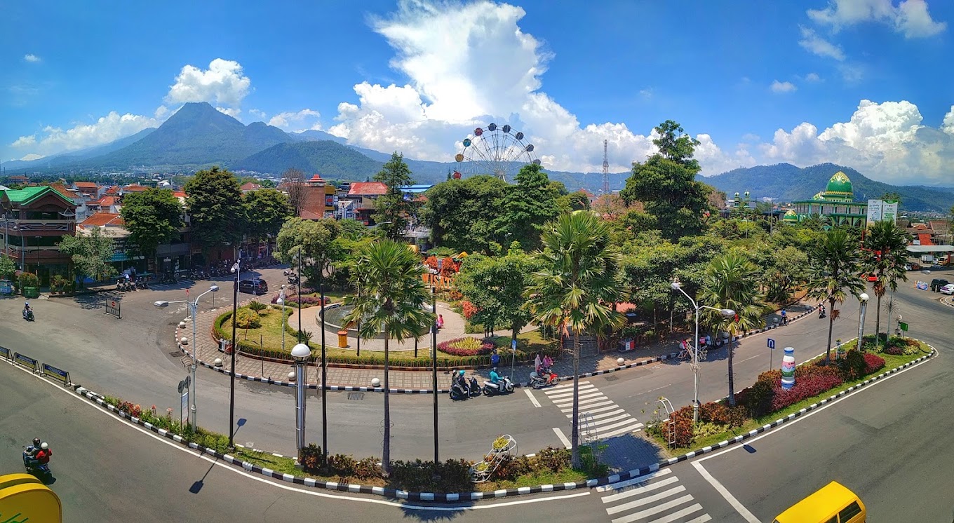 Pemandangan di dekat Alun-Alun Kota Batu (Embun Jiwa).