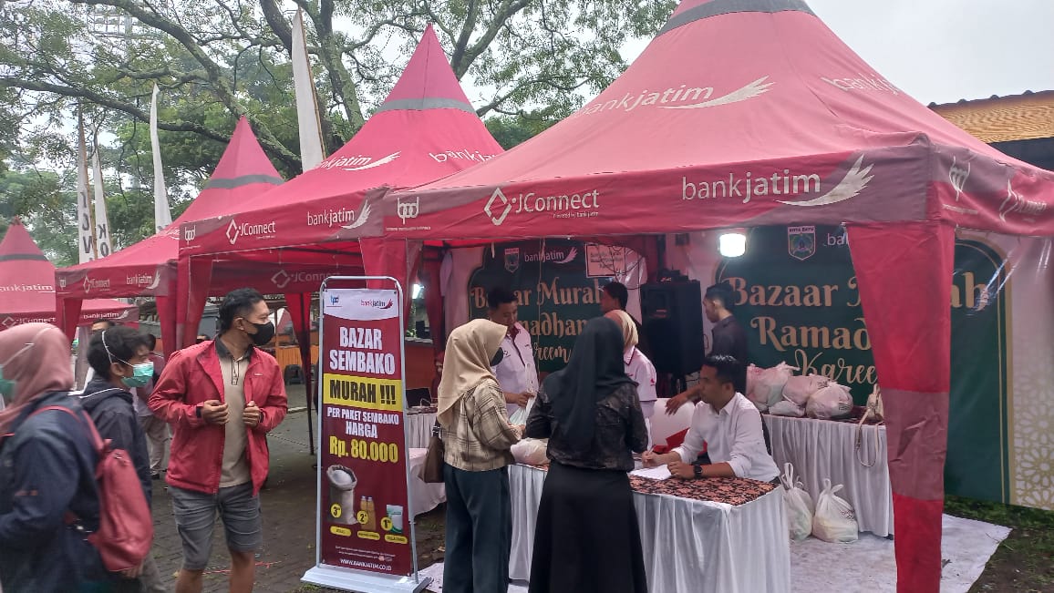 RAMAI: Bazar sembako murah yang adidakan Bank Jatim di Stadion gelora Brantas, Rabu (19/3) dimintai masyarakat.