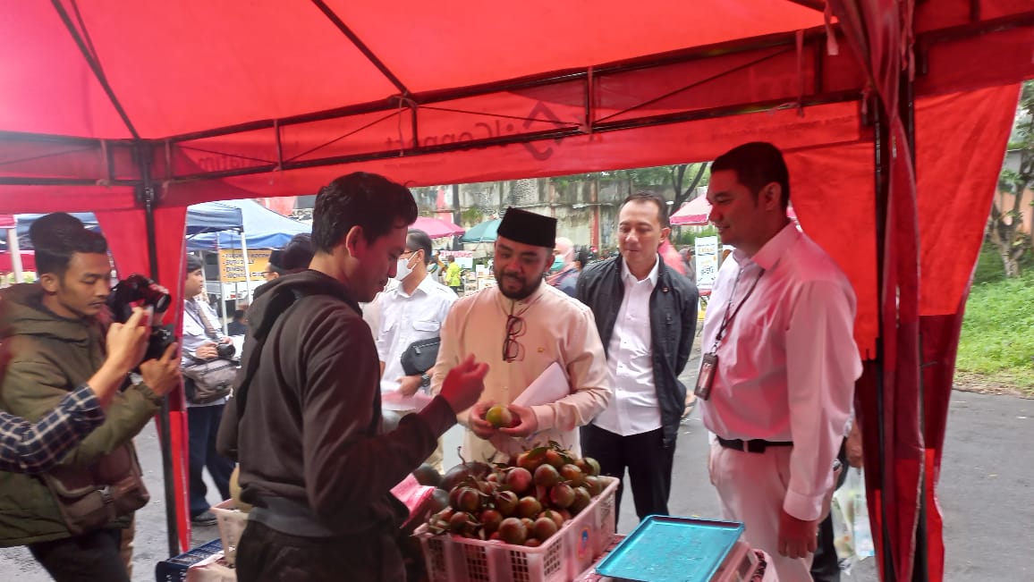 UMKM BINAAN: Waki Wali Kota Batu Heli Suyanto dan Pimpinan Bank Jatim Cabang Batu Andri Sastrawan meninjau stand UMKM.