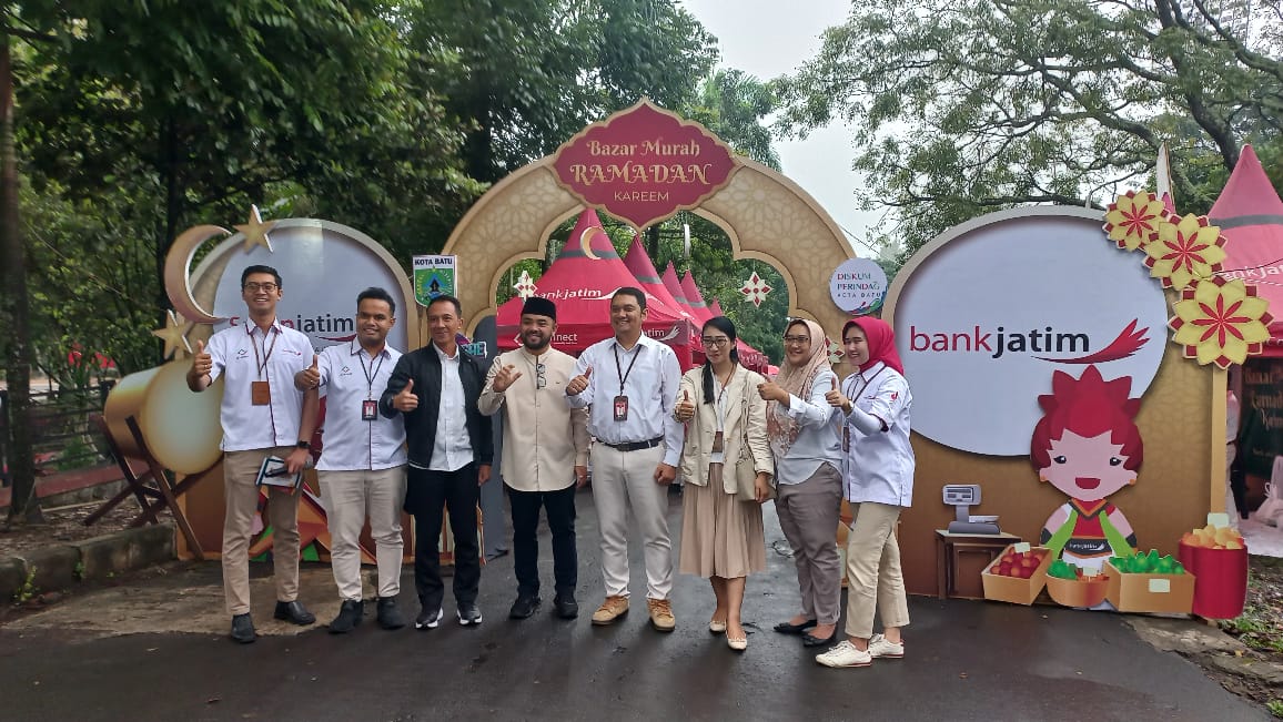 SINERGI: Wakil Wali Kota Batu dan Pimpinan Bank Jatim Cabang Batu beserta pegawai foto bersama.