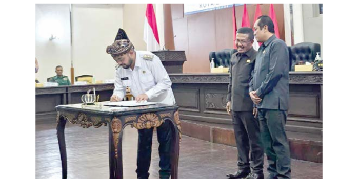 DITANDATANGANI: Wakil Wali Kota Batu Heli Suyanto menandatangani berita acara LKPJ 2024 pada Rapat Paripurna di Kantor DPRD Kota Batu kemarin (19/3). ( RORI DINANDA BESTARI/RADAR BATU)