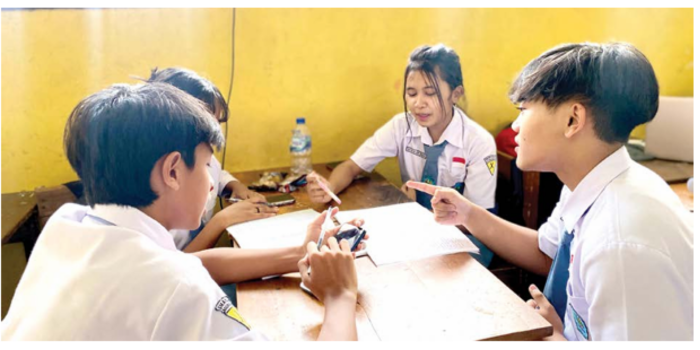 FOKUS: Siswa SMA Negeri 2 Batu sedang diskusi kelompok dalam kegiatan belajar mengajar beberapa waktu lalu. (RORI DINANDA BESTARI/RADAR BATU) beberapa  waktu lalu.