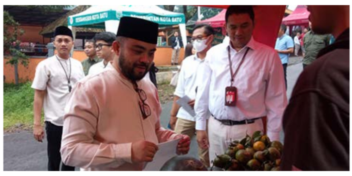 KUNJUNGAN: Wakil Wali Kota Batu Heli Suyanto mengunjungi salah satu stan di pasar takjil kemarin (19/3). ( MOH RIZAL/RADAR BATU)