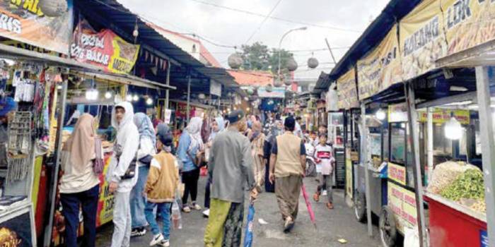 RAMAI PENGUNJUNG: Para PKL di Pasar Laron Alun-Alun Kota Wisata Batu menjadi target area halal di Kota Batu.