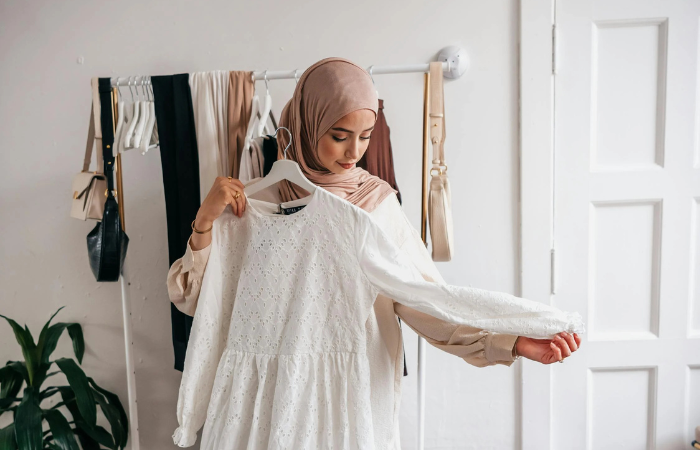 Cara menggunakan baju Lebaran lama menjadi tetap trendi (Pexels.com/PNW Production)