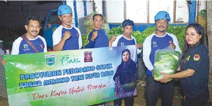 PEDULI: Proses pendistribusian bantuan sayurmayur dari pedagang pasar ke lokasi bencana beberapa waktu lalu.