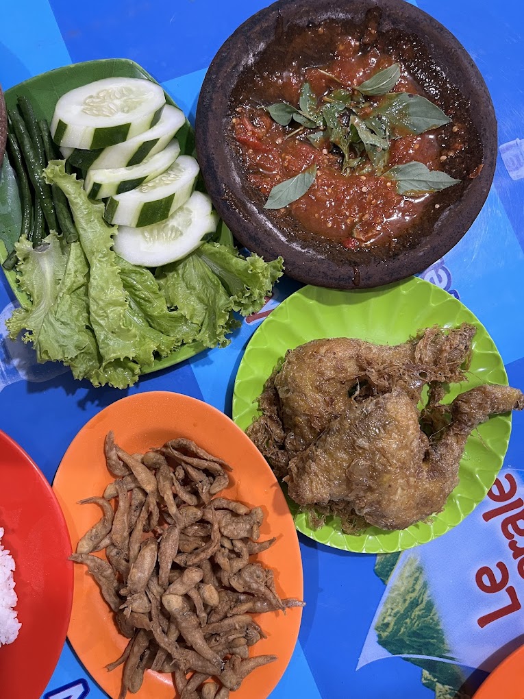 Berbagai menu tersedia di Warung Sidorukun Inot (Tania Fristylia).
