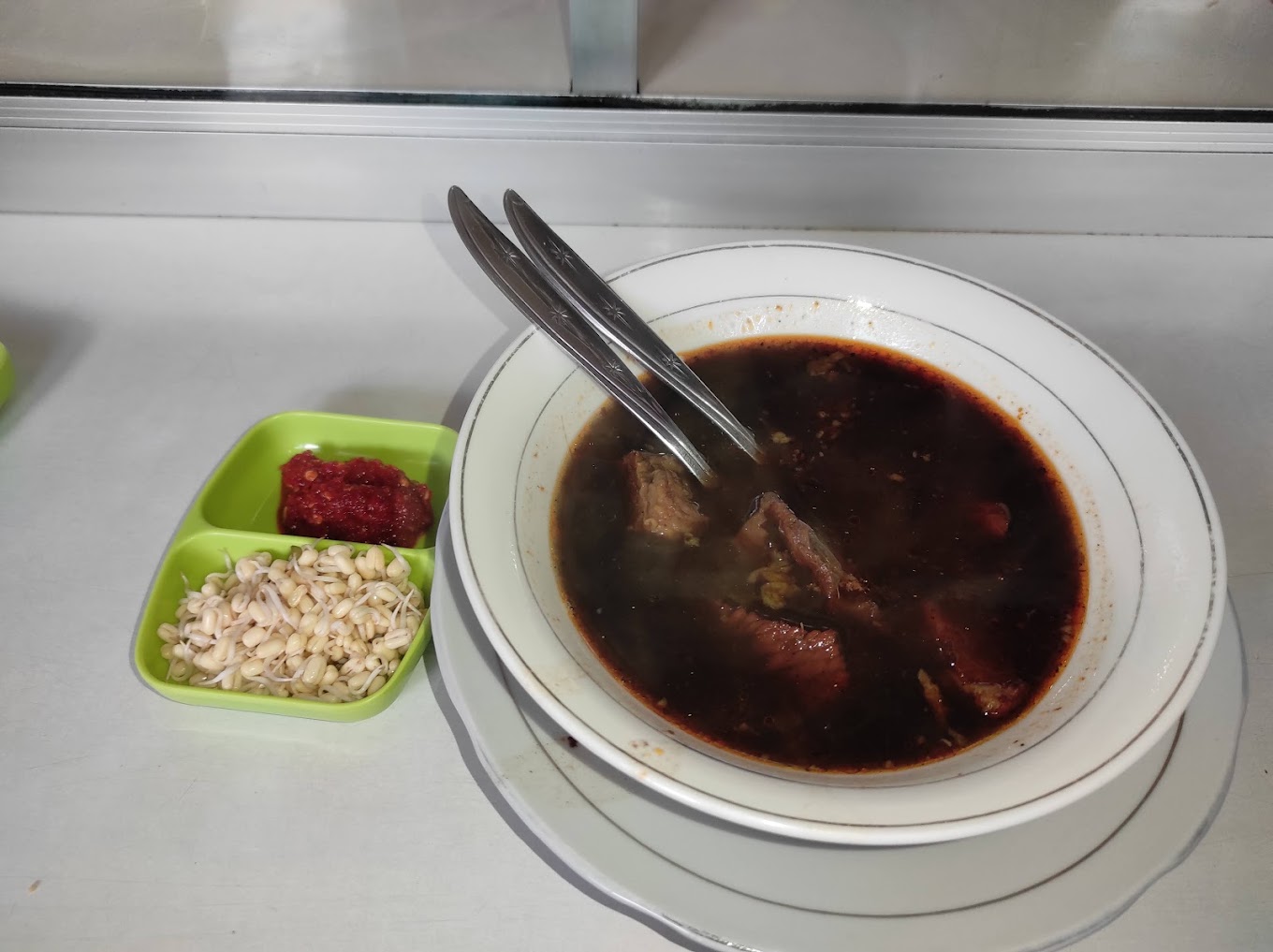 Rawon sebagai menu andalan dari warung lengendaris di Batu, Warung Djamiah Putra. (Google Maps/Indra Kusuma)