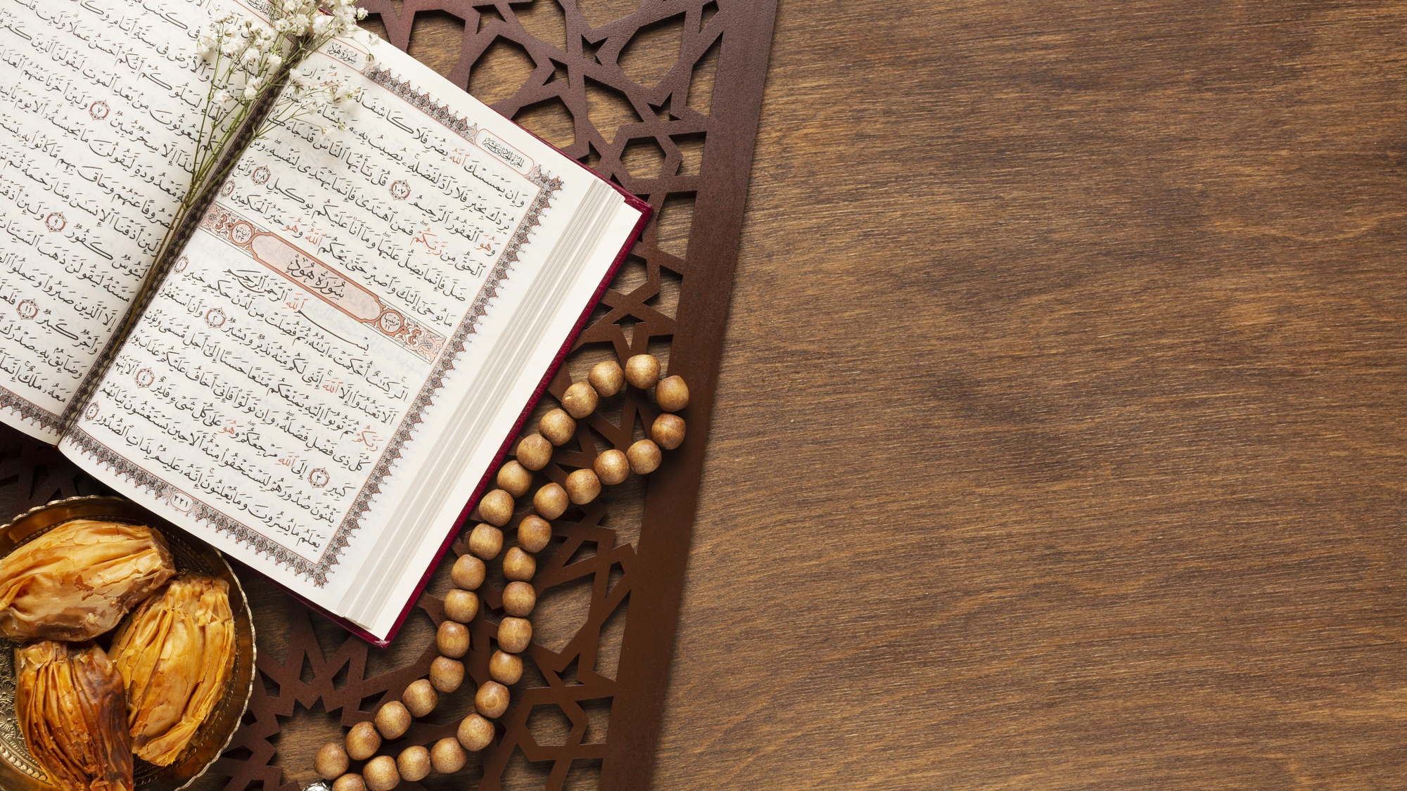 Ilustrasi Membaca Al-Quran (Freepik.com)