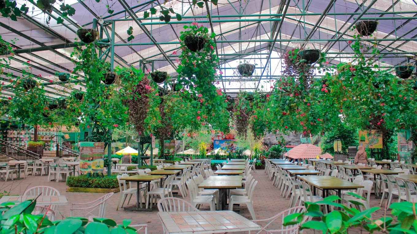 Foodcourt wisata edukatif di Eco Green Park (rosi marliah).