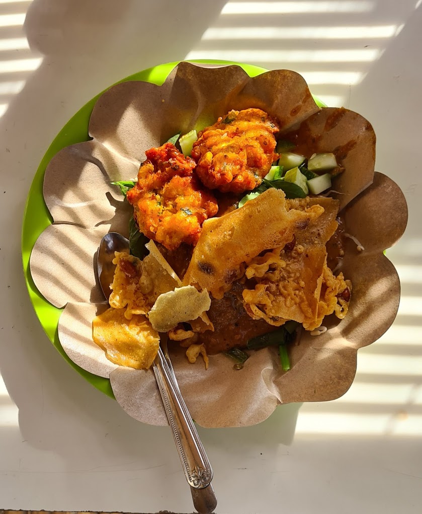 Nasi Pecel Bu Tutik ramai dikunjungi saat sarapan (Indra Krisna).