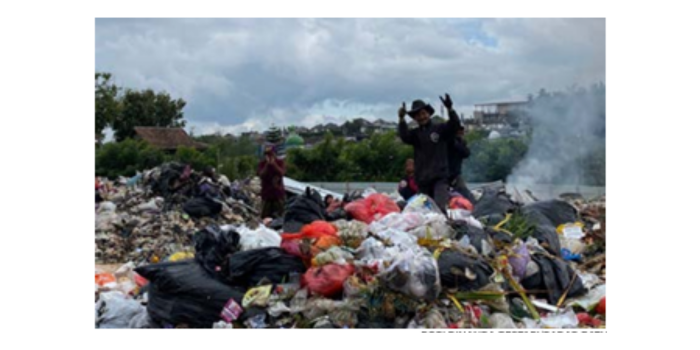 TELATEN: Beberapa petugas sampah di TPS3R Kelurahan Sisir sedang memilah sampah beberapa waktu lalu. ( RORI DINANDA BESTARI/RADAR BATU)