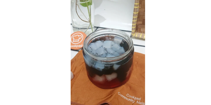 Es cincau hitam Nata de Coco dengan sirup pandan. (cookpad/Irma Anisa)