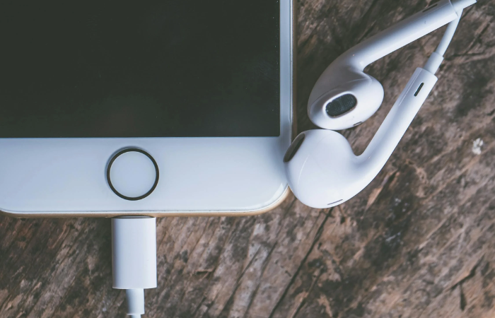 Dampak dari terlalu lama menggunakan earphone pada kesehatan (Pexels.com/Jessica Lewis)