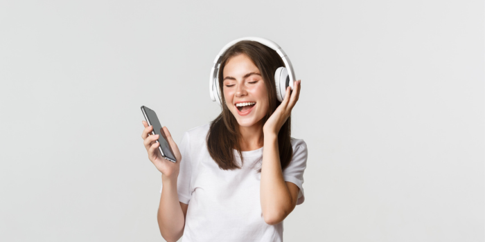Ilustrasi orang mendengarkan musik (pch.freepik)