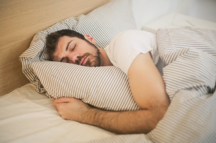 Ilustrasi orang tidur terlalu lama. (Pexels/Andrea Piacquadio)