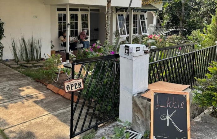 Suasana yang menenangkan bersantai di kafe Little K Batu (Google Maps/budalrek)