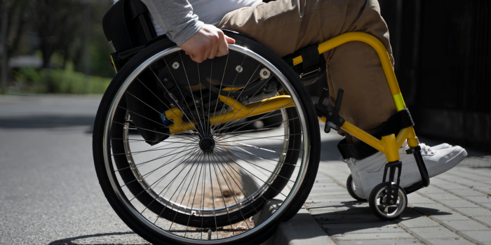 Ilustrasi kursi roda sebagai alat yang digunakan oleh penyandang disabilitas yang tidak bisa berjalan. (pch.freepik)
