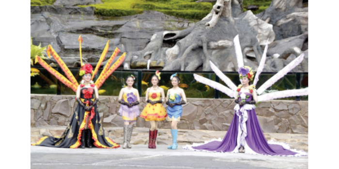 CANTIK: Beberapa talent putri bunga sedang berpose dan melayani foto bersama dengan pengunjung pada high season Natal dan tahun baru beberapa waktu lalu. (TAMAN REKREASI SELECTA FOR RADAR BATU)