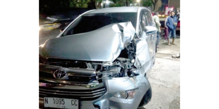 RUSAK: Kondisi bagian depan mobil Innova rusak setelah menabrak dua pikap dan satu orang pejalan kaki di Jalan Patimura, Kelurahan Temas Kamis malam lalu (27/3). ( MOH RIZAL/RADAR BATU)